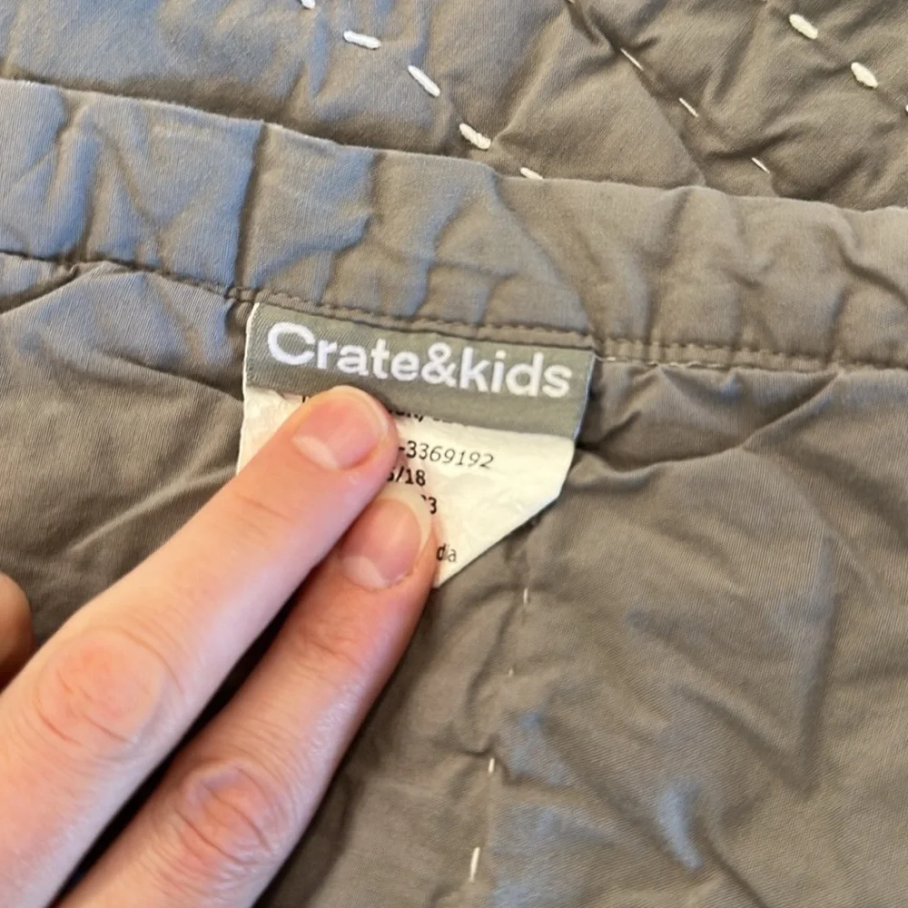 Crate & Barrel Kids elephant excursion organic cotton crib toddler quilt 🤍🐘🩶